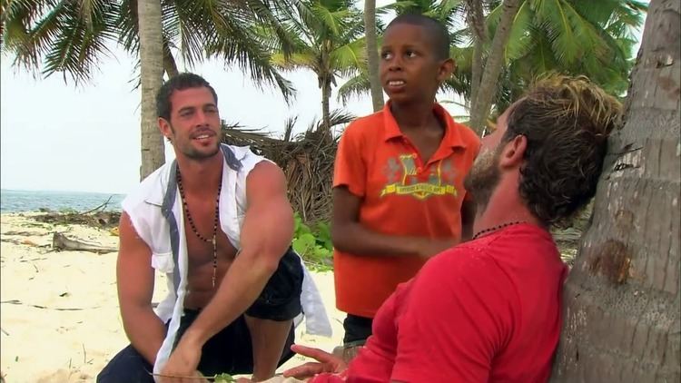William Levy smiling while talking to the man and the boy near the beach in a scene from the 2009 Mexican telenovela, Sortilegio