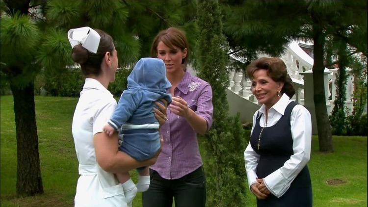 Jacqueline Bracamontes getting the baby from the nurse while María Victoria is beside her in a scene from the 2009 telenovela, Sortilegio