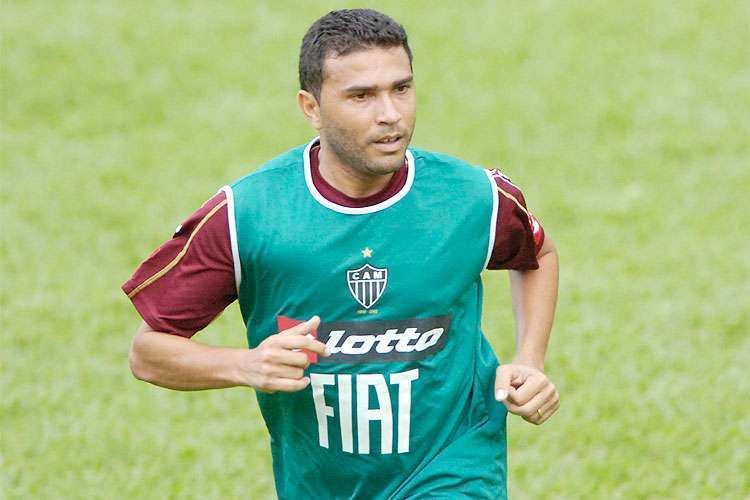 Souza (footballer) Camisa 10 no centenrio do Atltico Souza cria clnica para tratar