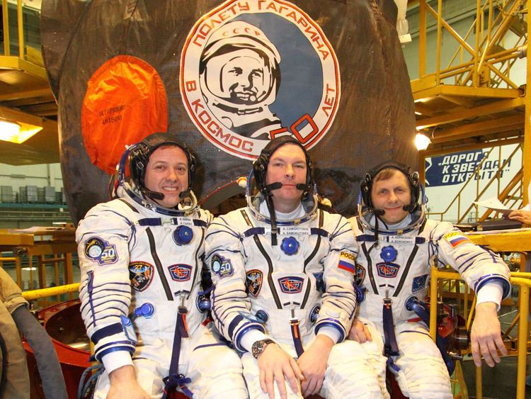 Soyuz TMA-21 FileSoyuz TMA21 crew in front of the capsulejpg Wikimedia Commons