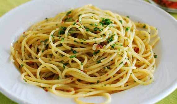 Spaghetti aglio e olio Spaghetti aglio olio e peperoncino