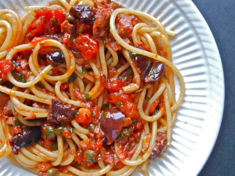 Spaghetti alla puttanesca Spaghetti alla puttanesca Due Spaghetti