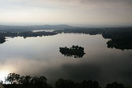 Spinnaker Island (Lake Burley Griffin) httpsuploadwikimediaorgwikipediacommonsthu