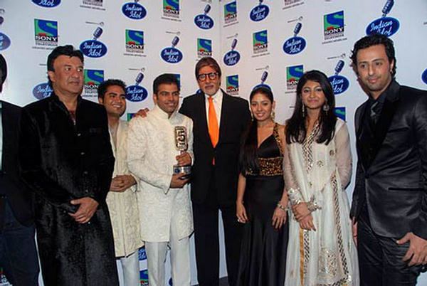 Sreerama Chandra Mynampati posing with other celebrities and holding his award after winning Indian Idol Season 5.