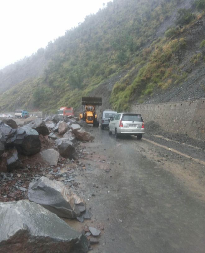 Srinagar Jammu National Highway JammuSrinagar national highway closes to traffic Kashmir InFocus