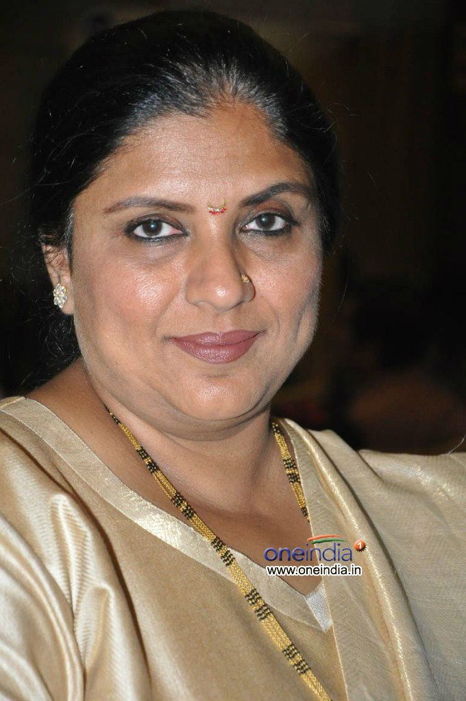 Sripriya wearing a gold dress at Malini 22 Press meet