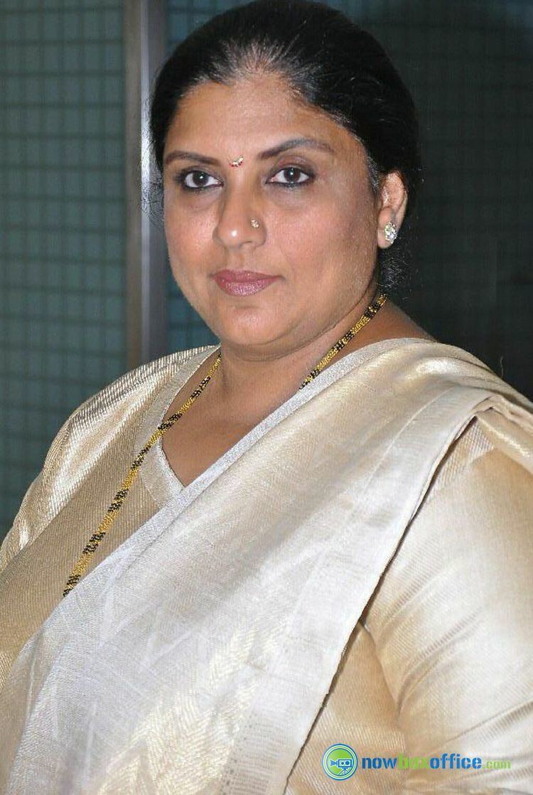 Sripriya wearing a gold dress at Malini 22 Press meet