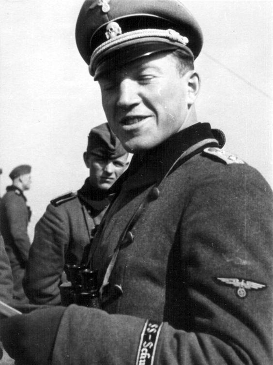 SS-Totenkopfverbände A German officer wearing the insignia of the SS Totenkopfverbande