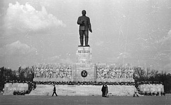 Stalin Monument (Budapest) httpsuploadwikimediaorgwikipediacommonsthu