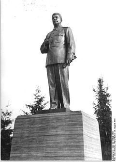 Stalin Statue (Berlin) uploadwikimediaorgwikipediacommonsthumb443