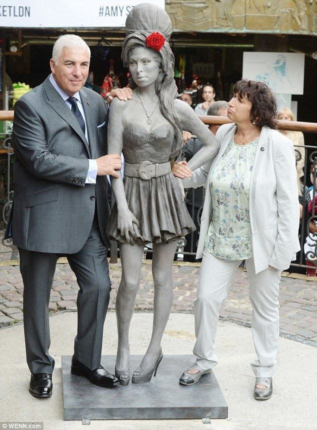 Statue of Amy Winehouse Amy Winehouse39s back in Camden in form of a statue Daily Mail Online
