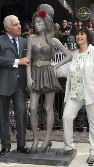 Statue of Amy Winehouse Lifesize Amy Winehouse statue unveiled in north London BBC News