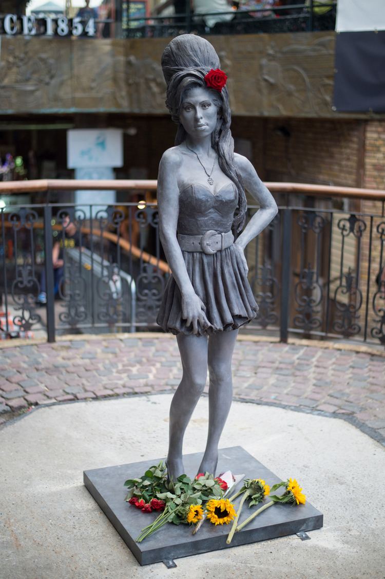 Statue of Amy Winehouse Amy Winehouse statue unveiled in north London
