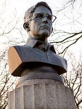 Statue of Edward Snowden httpsuploadwikimediaorgwikipediaen778Bus