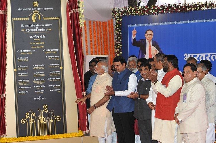 Narendra Modi unveiling a plaque to mark the laying of Foundation Stone of Dr. Babasaheb Ambedkar Memorial, at Indu Mills Compound, Mumbai. The Chief Minister of Maharashtra, Shri Devendra Fadnavis.jpg