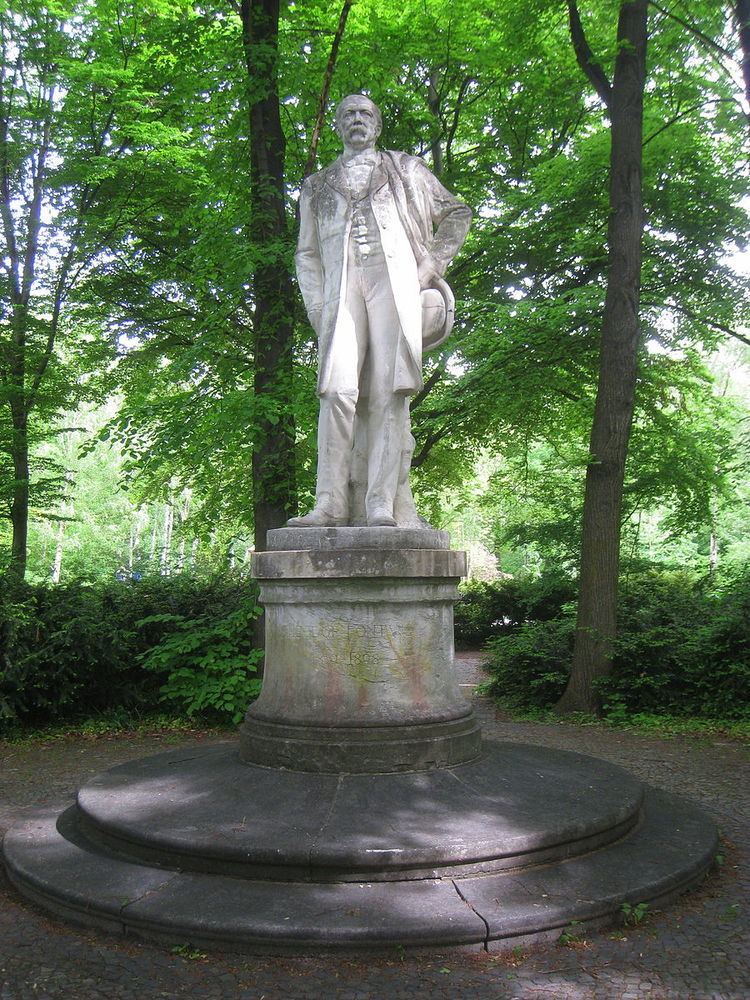 Statue of Theodor Fontane