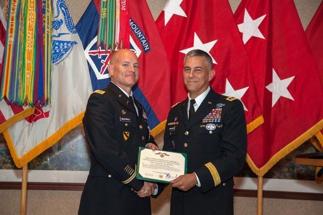 Stephen J. Townsend receiving an award given by LTG Scott D. Berrier.