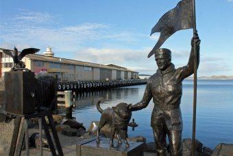Stephen Walker (sculptor) Stephen Walker celebrated Tasmanian sculptor dies aged 86 ABC