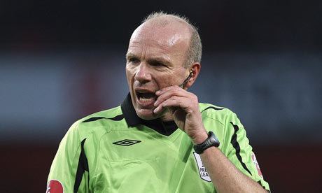 Steve Bennett (referee) Premier League Referee Steve Bennett claims players get