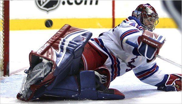 Steve Valiquette Valiquette and Rangers Dominate Flyers Again The New York Times