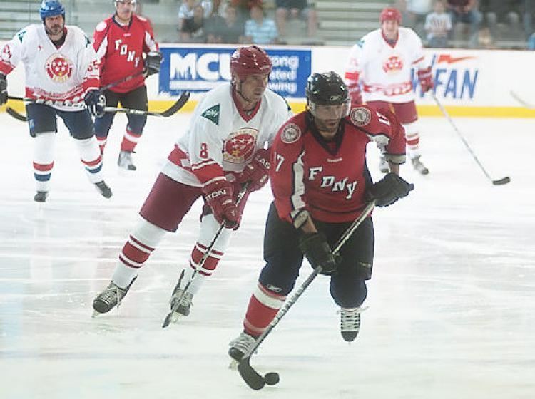 Steve Vickers (ice hockey) ExRangers put heads into FDNY charity game NY Daily News