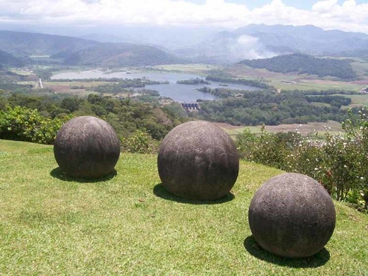 Stone spheres of Costa Rica wwwcrystalinkscomCostaRicsaStonesSpheres2jpg