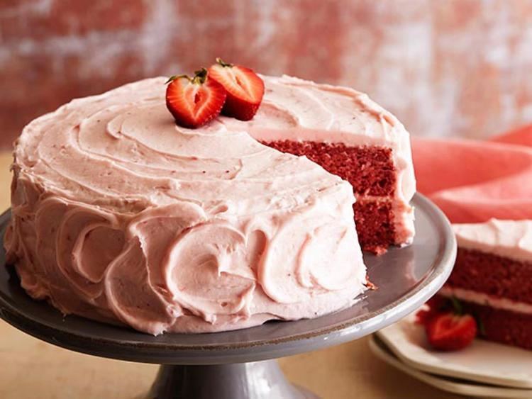 Strawberry cake foodfnrsndimgcomcontentdamimagesfoodfullse