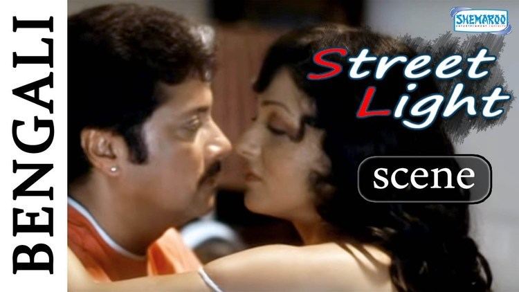 Streetlight (2012) movie scenes Amitabha Romances Hiya Street Light Romantic Scenes Locket Chatterjee Arjun Chakraborty