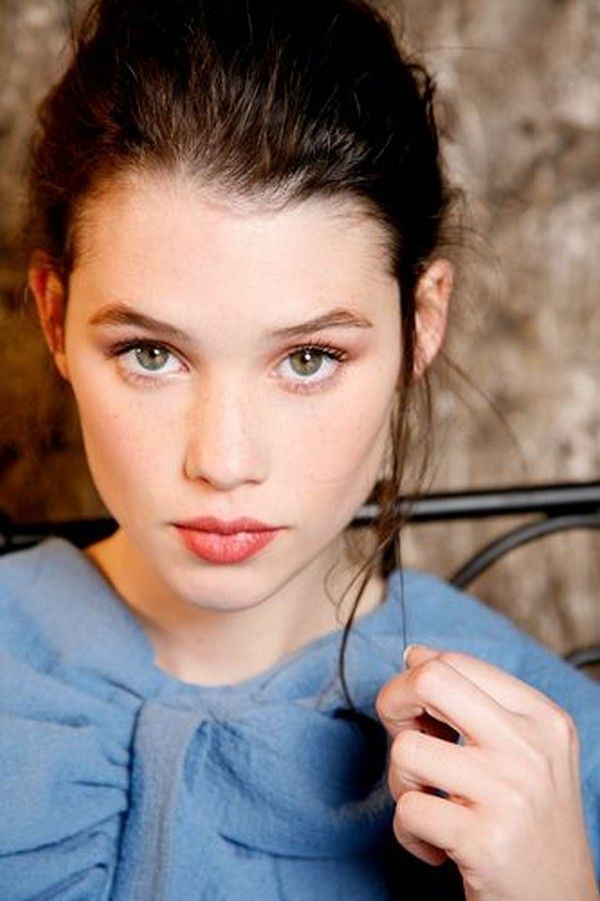 Àstrid Bergès-Frisbey Astrid BergesFrisbey I love the baby blue topit does for her