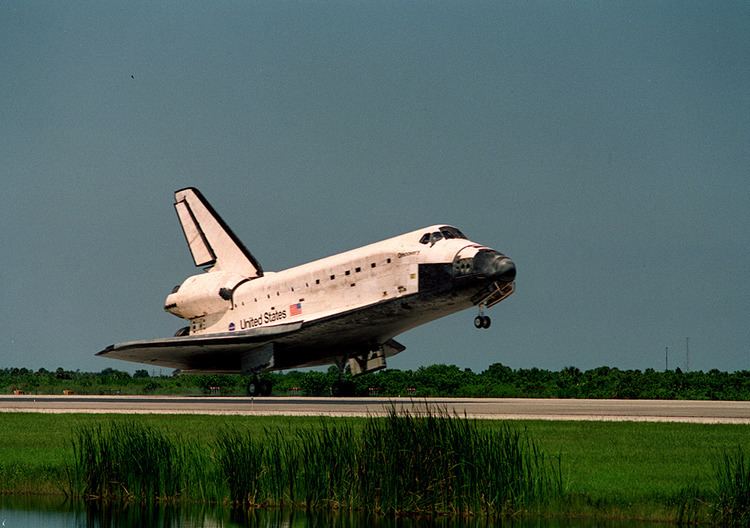 STS-105 FileSTS105 landingjpg Wikimedia Commons