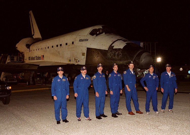STS-106 STS106 KSC00PP1398 STS106 crew poses for photos after landing