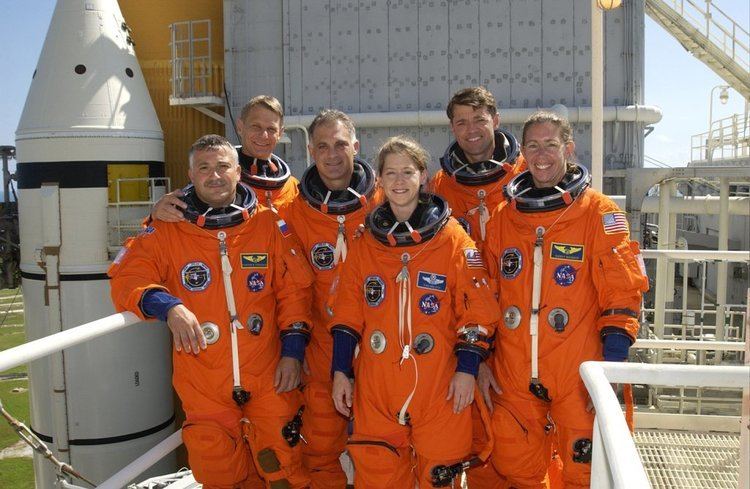 STS-112 STS112 KSC02PD1365 STS112 crew takes a group photo at the 215