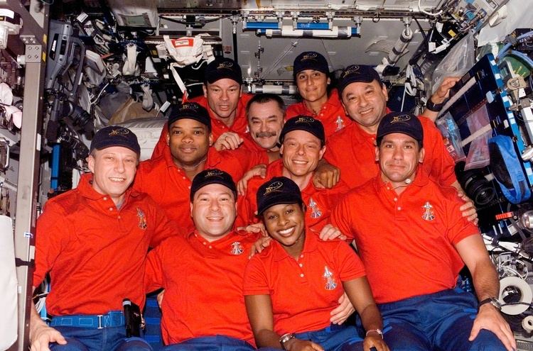 STS-116 FileSTS116 Expedition14 CrewMembers NASA S116E06472jpg