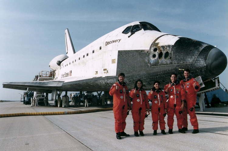 STS-70 STS70 KSC95EC1055 STS70 Crew in front of Discovery post landing