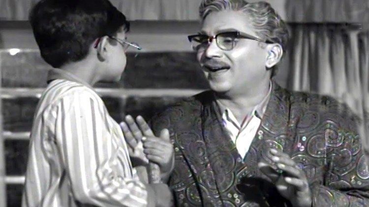 Sudigundalu movie scenes Sudigundalu Scene Chandrasekharam Helps s His Son In Practicing Acting As Gandhiji Nageswara Rao
