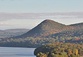 Sugarloaf Hill (Putnam County, New York) httpsuploadwikimediaorgwikipediacommonsthu