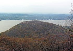 Sugarloaf Mountain (Dutchess County, New York) httpsuploadwikimediaorgwikipediacommonsthu