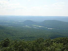 Sugarloaf Mountain (Massachusetts) httpsuploadwikimediaorgwikipediacommonsthu