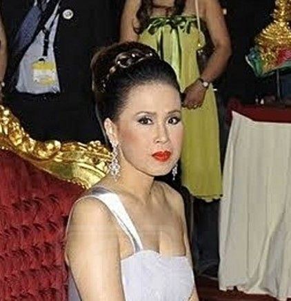 Sujarinee Vivacharawongse's hair tied up while wearing glamorous silver dress and jewelries