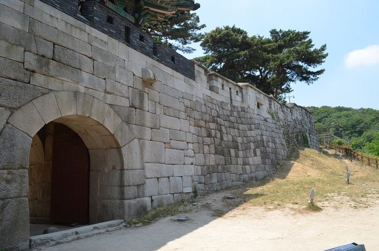 Sukjeongmun FileSukjeongmun and Fortress Wall Seoul Koreajpg Wikimedia Commons