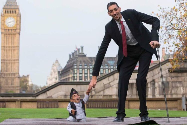 Sultan Kösen World39s tallest man Sultan Kosen meets world39s shortest man Chandra
