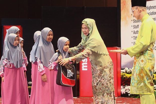 Sultanah Haminah Sultanah of Kedah presents zakat Metro News The Star Online