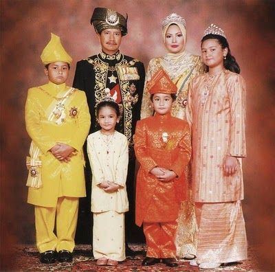 Sultanah Nur Zahirah Sultan Mizan Zainal Abidin of Terengganu with family