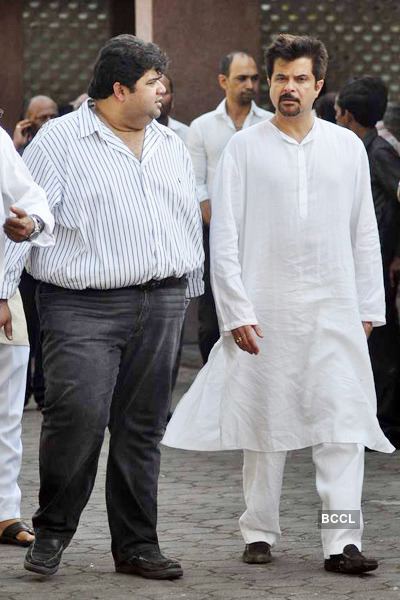 Surinder Kapoor Anil Kapoor during his father Surinder Kapoor39s funeral