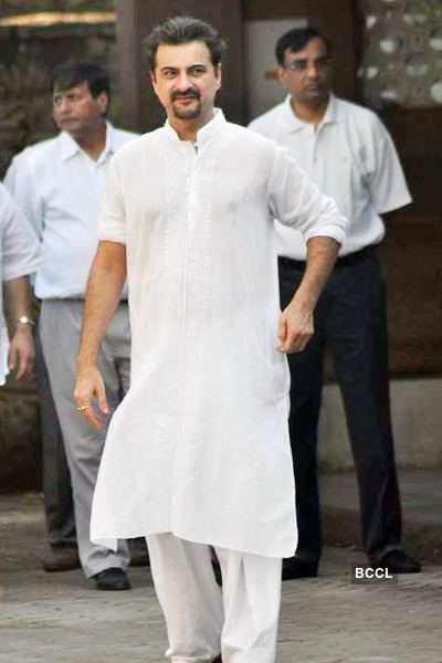 Surinder Kapoor Anil Kapoor during his father Surinder Kapoor39s funeral