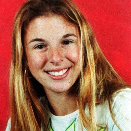 Suzane von Richthofen smiling in a red background