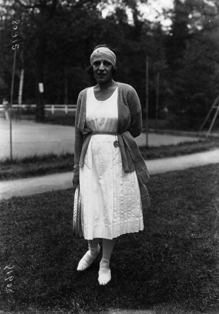 Suzanne Lenglen FileSuzanne Lenglen 1920jpg Wikimedia Commons