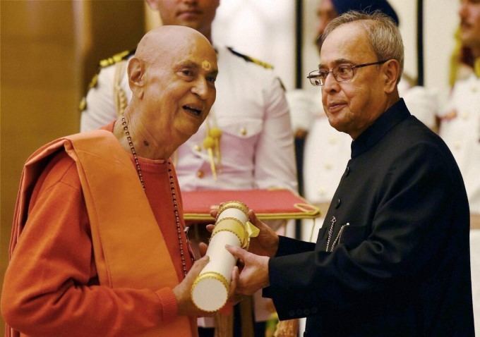 Swami Satyamitranand President Pranab Mukherjee Presents Padma Bhushan To Spiritual Guru