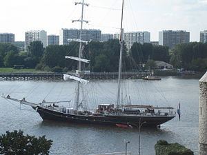 Swan fan Makkum httpsuploadwikimediaorgwikipediacommonsthu