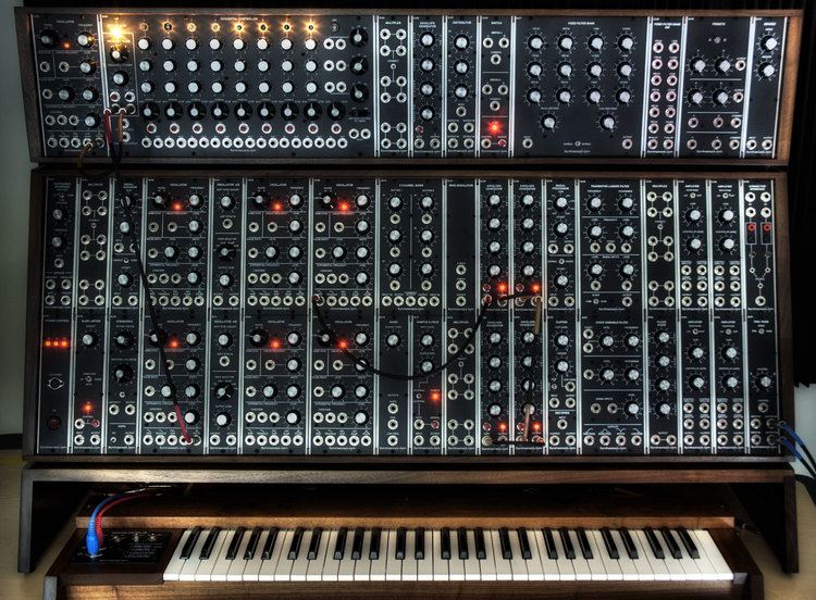 Synthesizer 1000 images about Synthesizers on Pinterest Bobs Piano and Hardware